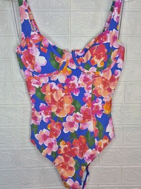 Cupshe One Piece Stunning Luxurious Floral Vivid Color Size M Slim & Sculpt